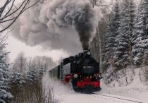 5 個夢見火車旅行的解釋：夢見和心愛的人一起坐火車旅行、夢見和不認識的人搭火車旅行
