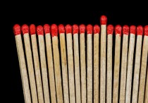 8 個夢見火柴的解釋：夢見濕式比賽、夢見燒火柴