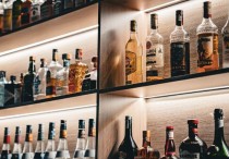 8 個夢見威士忌的解釋：夢見偷酒與飲酒、夢見獨自飲酒