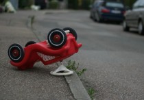 6 個夢見汽車突然加速的解釋：夢見汽車突然啟動撞到車、 夢見突然撞到車