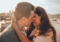 夢見吻陌生人的 10 個周公解夢：夢見強吻不認識的人、夢到親吻陌生女人