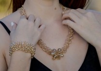 9 個夢見項鍊的解釋：夢見項鍊出售、夢見破損的珍珠項鍊