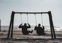 8 個夢見鞦韆的解釋：夢見斷裂的鞦韆繩、 夢見兩台並肩鞦韆