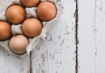 18 個夢見臭雞蛋的解釋：夢見丟爛蛋、夢見清理爛蛋