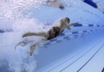 16 個夢見游泳的解釋：夢見游泳時被水流沖走、夢見在黑夜中游泳