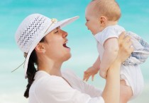 10 個夢見嬰兒微笑的解釋：夢見抱著嬰兒微笑 、夢見哭泣的嬰兒笑著