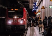 5 個夢見火車出事的解釋：夢見差點被火車撞到、 夢見從火車上掉下來