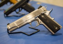 20 個夢見被槍擊的解釋：夢見自己腹部中彈 、 夢見額頭中彈