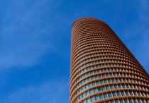 9 個夢見建築物的解釋，夢到破碎建築窗戶代表什麼徵兆？