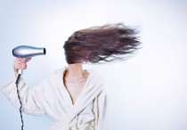 11 個夢見修剪的解釋：夢見修剪小孩的衣服、夢見補妝