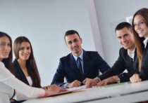 25 個夢見同事的解釋： 夢見與同事爭吵、夢見與同事打架