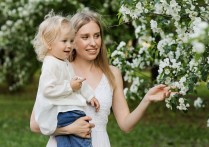 8 個夢見生女的解釋：夢見生下女兒後消失、夢見抱著女兒坐在膝上