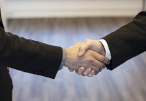 20 個夢見握手的解釋： 夢見與家人握手、夢見與愛人握手