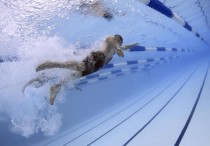 14 個夢見游泳的解釋：夢見下雨天游泳、夢見在冰水中游泳