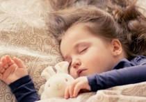 8 個​夢見睡覺的解釋：夢見有人睡在你旁邊、夢見雨天睡覺