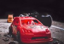 5 個夢見毀車的解釋：夢見打爛新車、夢見砸二手車