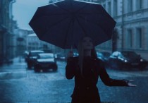 8 個夢見突如其來的陣雨的解釋：夢見在雨中哭泣、夢見在淋浴間遇見某人