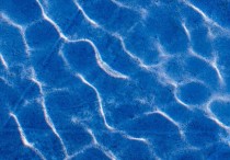 12 個夢見水流出的解釋：夢見水瓶裡流水、夢見游泳池裡有水