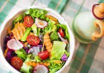 12 個夢見沙拉的解釋：夢見在沙拉上噴醬汁、夢見丟掉沙拉