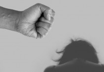 8 個​夢見被打耳光的解釋：夢見被朋友打耳光、夢見被家人打耳光