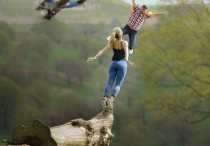 7  個夢見墜落的解釋：夢見差點從結冰的路面滑落、夢見差點從建築物屋頂摔下