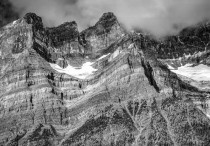 21 個夢見跌入懸崖的解釋：夢見自己從懸崖跌落並受重傷、夢見被人推下懸崖