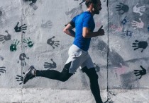 14 個夢見跑步的解釋：夢見跑步時墜落、夢見自己跑過隧道