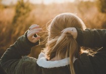 20 個夢見掉頭髮的解釋：夢見女性頭髮、夢見豐滿頭髮