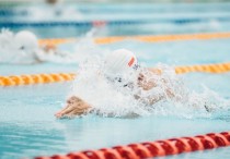 16 個夢見在游泳池游泳的解釋：夢見游泳時救人 、 夢見跳進游泳池