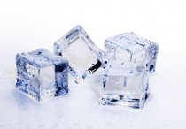 12 個夢見冰的解釋：夢見一座冰雕像 、 夢見手中握著一塊冰塊