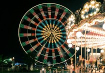 12 個夢見在遊樂園迷路的解釋：夢見在遊樂園滑滑梯上、夢見從遠處看遊樂園