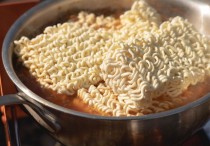 13 個夢見拉麵的解釋：夢見燒焦一鍋拉麵、 夢見偷偷吃拉麵