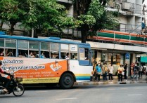 夢見公交車站的 9 個周公解夢：夢見在公交車站、夢到錯過公交車