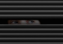 11 個​夢見躲藏的解釋：夢見躲在地下室 、夢見躲在學校