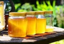 7 個夢見蜂蜜的解釋：夢見採蜂蜜、夢見塗蜂蜜