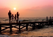 14 個夢見逝去家人的解釋：夢見死去的家人抱著孩子、 夢見與已故家人同行