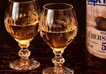 10 個夢見飲酒的解釋：夢見與家人共飲、夢見獨自飲酒