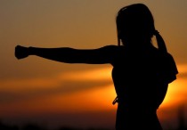 6 個夢見拳擊的解釋： 夢見被拳頭打中 、夢見拳頭戰鬥