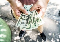 15個撿錢夢境含義：夢見在路上撿錢、夢見從地板上撿錢、夢見從墓地撿錢