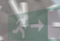 13 個夢見逃離的解釋：夢見飛翔逃跑、夢見逃離火焰