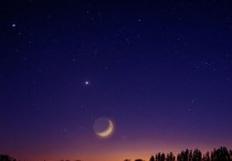 8 個夢見夜空的解釋：夢見夜空中無數星星、 夜空中兩個月亮的夢