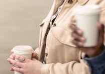 11 個夢見外套的解釋：夢見穿一件和別人一樣的外套、夢見黑大衣