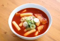 5 個夢見炒年糕的解釋：夢見吃甜的炒年糕 、 夢見吃不了炒年糕