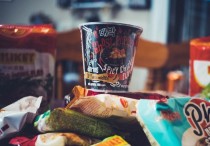 6 個夢見杯麵的解釋，夢到墜落杯麵代表什麼徵兆？