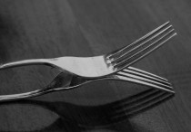 7 個夢見叉子的解釋，夢到用叉子吃食物代表什麼徵兆？