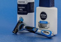 16 個夢見在鏡子前刮鬍子的解釋：夢見惡鬍子、夢見用刀刮鬍子