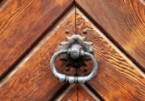 9 個夢見敲門的解釋：夢見有人一遍又一遍敲你的門、 夢見你敲過的門