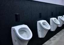 14 個​夢見尿液的解釋：夢見在公共廁所小便、夢見涼尿