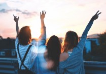 夢見朋友的 22 個含義：夢見見小時候的朋友、夢見很多人認不出朋友的臉