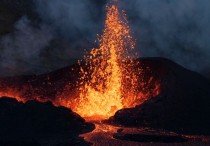 8 個夢見熔岩的解釋：夢見有人被熔岩傷害 、夢見 熔岩飛上天空